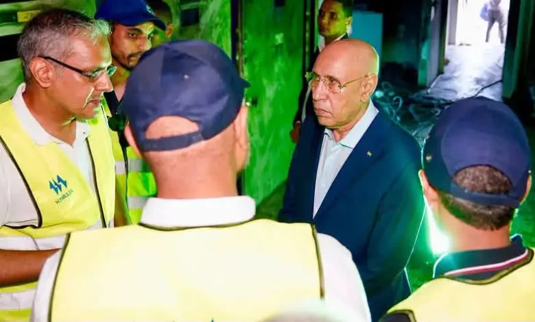 Le président Ghazouani au chevet des infrastructures électriques à Nouakchott 1 Le président Mohamed Ould Cheikh El Ghazouani échange avec des techniciens lors de la visite d'une sous-station électrique.