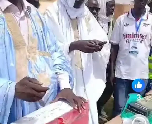 Brakana/ Darel Barka : Les enfants du terroir équipent le Centre de Santé face à la canicule 1 Remise de climatiseurs et ventilateurs au maire et au comité de santé de Darel Barka
