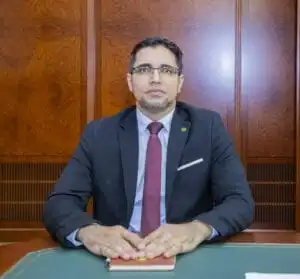 Mohamed Abdallahi Ould Louly : un ministre au rendez-vous de sa mission 1 Portrait officiel de Mohamed Abdallahi Ould Louly, ministre de l’Autonomisation des jeunes, de l’Emploi et des Sports en Mauritanie.