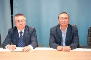 Extension de l'Hôpital de l'Amitié : Signature d'un accord Mauritanie-Chine 5 Représentants chinois signant les documents de la convention.