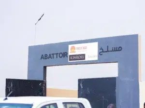 Kinross Tasiast inaugure un marché et un abattoir à Benichab 4 Panneau d'entrée de l'abattoir de Benichab affichant les logos du Fonds de Tasiast et Kinross