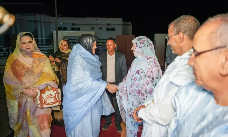 Première Dame à Kiffa : la dynamique locale et l’Insaf 1 La Première Dame Dr Mariem Mohamed Fadel Dah échange poignées de main et sourires avec les délégations locales lors de sa visite à Kiffa.