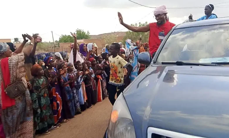 BEWDO AKA : la nouvelle voix qui bouscule la musique mauritanienne 1 L'artiste mauritanien Bewdo Aka saluant la foule enthousiaste depuis une voiture lors de son arrivée à Djewol.