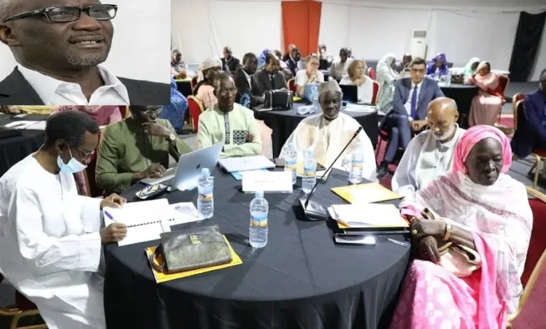Officialiser les langues en Mauritanie : Un acte d'unité | Gourmo Lô 1 Montage montrant en encadré le portrait du professeur Gourmo Abdoul Lô et en image principale les participants réunis autour d'une table lors d'une concertation sur les langues nationales en Mauritanie.