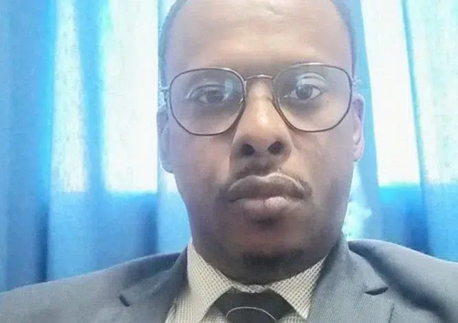 Mauritanie, Afrique : les idéologies passent, l’État reste à construire 1 Portrait de Mansour Ly, juriste et auteur de la tribune sur la gouvernance en Afrique et en Mauritanie.