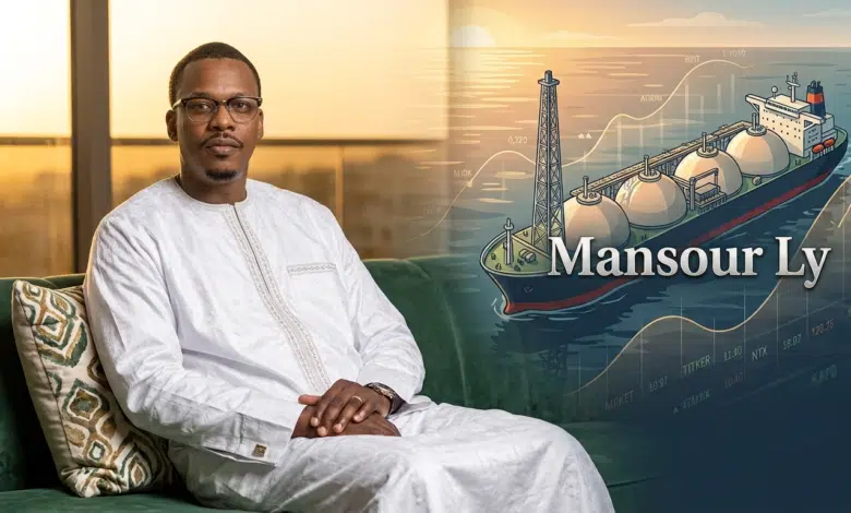 Le gaz, le temps et les comptes : Tribune de Mansour Ly sur le gaz mauritanien 1 Mansour Ly observant une infrastructure offshore de gaz naturel LNG en Mauritanie