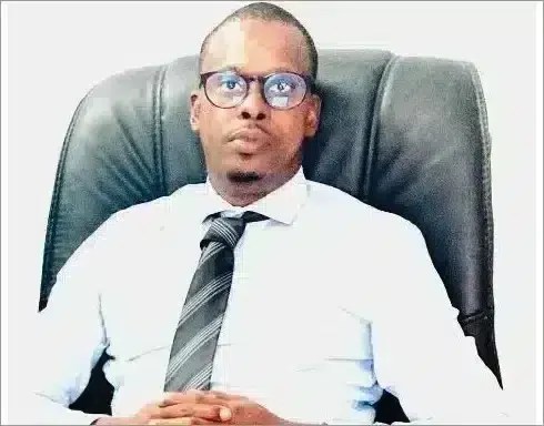 Panne d'électricité à Nouakchott : incendies, gestion de la Somelec et bien commun 1 Portrait de Mansour LY, juriste et analyste politique, auteur de l'analyse sur la crise électrique à Nouakchott.