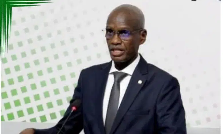 Grands chantiers de l’État : Moctar Al Housseinou Lam dresse le bilan et réaffirme la rigueur budgétaire 1 M. Moctar Al Housseinou Lam, ministre chargé du Secrétariat général du gouvernement de Mauritanie, au pupitre lors d'une conférence de presse.