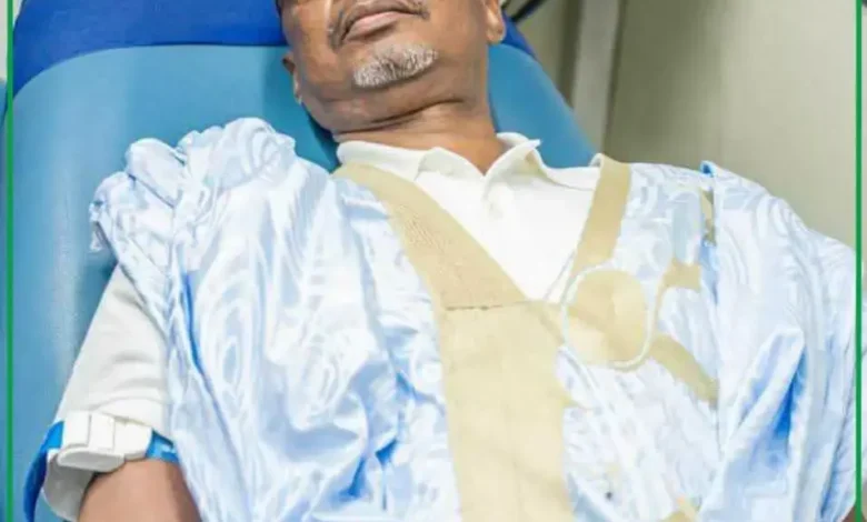 Don de sang : L'engagement politique d'El Insaf par l'acte 1 Le président du parti El Insaf, Mohamed Bilal Messoud, allongé lors d'un don de sang le 02/08/2026.