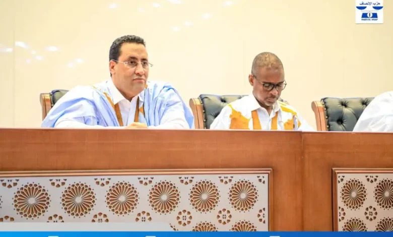 Mauritanie : Mokhtar Ould Djay fait le point sur sept années d'action présidentielle. 1 Le Premier ministre mauritanien Mokhtar Ould Djay assis à la tribune avec Mohamed Ould Bilal lors d'un rassemblement du parti El Insaf.