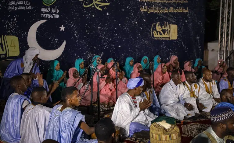 4e édition de la Nuit d’Al-Mahaba à Nouakchott : célébration du patrimoine et du vivre-ensemble 1 Prestation musicale des troupes de Madih du Centre TERANIM lors de la 4e édition de la Nuit d’Al-Mahaba au parc de l’OMVS à Nouakchott.