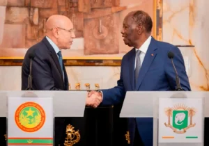 Ghazouani en visite à Abidjan : Diplomatie et Sécurité | Actu Mauritanie 4 Poignée de main chaleureuse entre le président mauritanien Mohamed Ould Cheikh El Ghazouani et le président ivoirien Alassane Ouattara derrière leurs pupitres officiels à Abidjan.