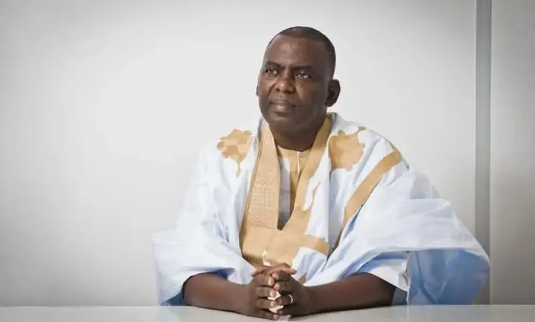 Biram Dah Abeid : « Sept années de pouvoir à l'épreuve des faits » en Mauritanie 1 Portrait du député et leader politique mauritanien Biram Dah Abeid en boubou traditionnel