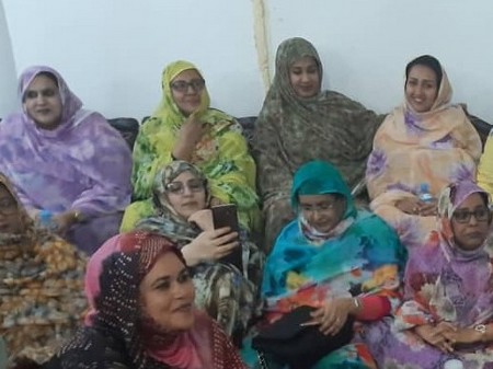 Mariem Mint Dah : Un soutien actif au candidat Ghazouani 4 Dr. Mariem Mint Dah échangeant avec des participantes lors de la soirée politique
