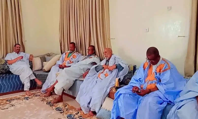 Kiffa : quand un « congé annuel » se mue en tournée politique de proximité 1 El Houssein Ould Medou et des notables lors d'une réunion politique traditionnelle à Kiffa