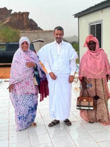 Kiffa : quand un « congé annuel » se mue en tournée politique de proximité 3 El Houssein Ould Medou posant avec des citoyennes locales dans la wilaya de l'Assaba