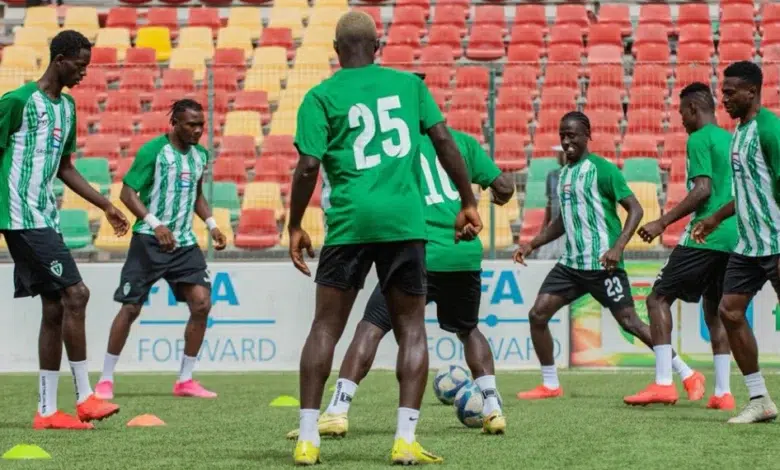 Coupe CAF : Hafia arrache un nul précieux en Mauritanie 1 Joueurs du Hafia FC à l'entraînement sur le terrain avant le match de Coupe de la CAF contre l'AS Douane en Mauritanie.