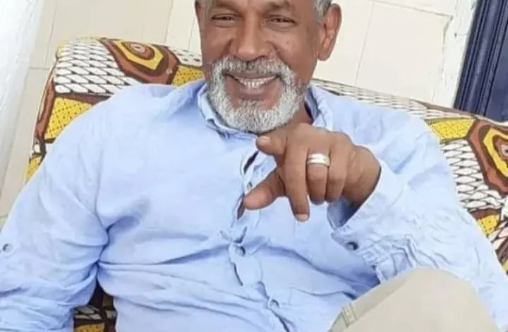 Impact du changement climatique sur la santé cérébrale | Rapport 2026 1 Portrait d'un homme mûr souriant à barbe grise, pointant le doigt vers l'avant.