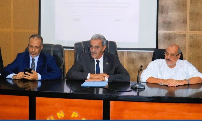 وزير المعادن والصناعة يشرف على انطلاق أعمال الجمعية العامة الـ15 لاتحادية الصناعة والمعادن والطاقة 1 وزير المعادن والصناعة ورئيس اتحاد أرباب العمل ورئيس اتحادية الصناعة خلال افتتاح الجمعية العامة العادية الـ15 بنواكشوط.