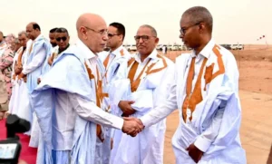 رئيس الجمهورية يصل أكجوجت وسط استقبال شعبي حاشد 3 Le Président accueilli par les responsables du parti El Insaf à l'aéroport d'Akjoujt