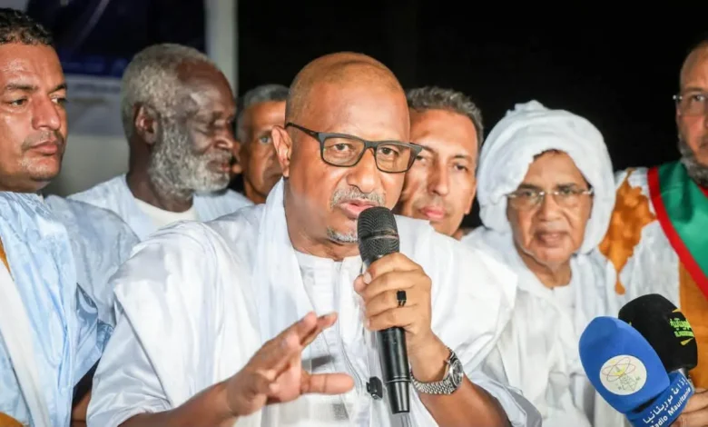 Trarza : Le parti El Insaf en tournée à Rosso et Keur Macène pour remobiliser ses militants 1 Ba Ousmane, coordinateur du parti El Insaf dans la wilaya du Trarza, s'exprimant au micro lors d'un rassemblement politique.
