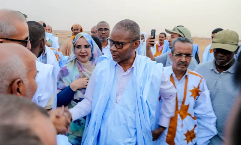 Akjoujt : accueil populaire massif pour le président du parti Al-Insaf, en prélude à la visite présidentielle 1 M. Mohamed Ould Bilal Messoud, président du parti Al-Insaf, vêtu d'un boubou bleu, saluant la foule et les cadres lors de son accueil à Akjoujt.