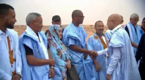 Ouadane réserve un accueil populaire chaleureux au Président Ghazouani 2 La délégation du parti Insaf, conduite par Yahya Khalidou, chef de mission du parti dans la moughataa de Ouadane et membre du Conseil national, figurait aux premiers rangs des personnalités présentes