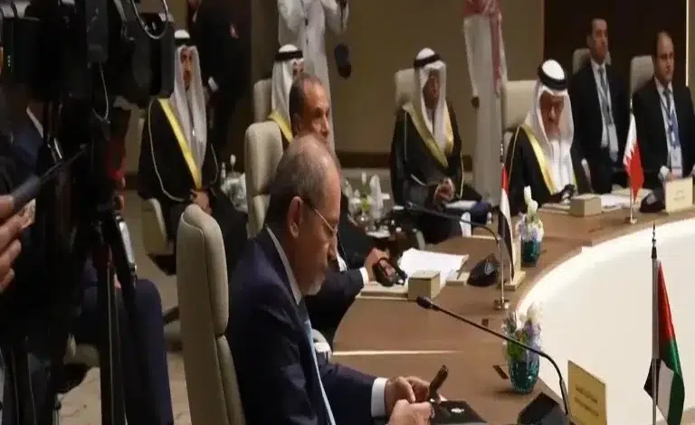 Ligue arabe au Caire : les ministres des Affaires étrangères resserrent les rangs face aux tensions 1 Les ministres arabes des Affaires étrangères et leurs délégations réunis autour d'une grande table lors de la 166e session de la Ligue arabe au Caire.