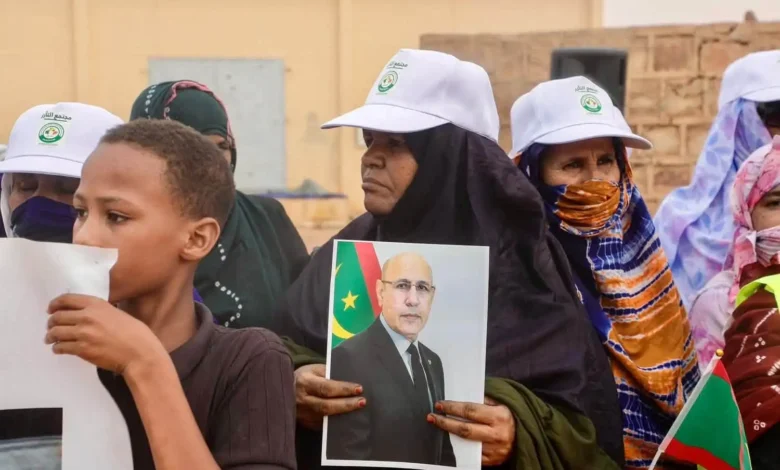 Ouadane réserve un accueil populaire chaleureux au Président Ghazouani 1 Le Président Mohamed Ould Cheikh El Ghazouani salué par la population de Ouadane lors de sa visite dans l'Adrar