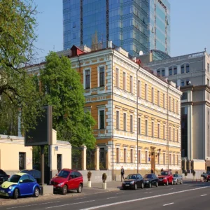 Ukraine : Un haut lieu scientifique à Kyiv ciblé par une frappe russe, quelques mois après la visite de journalistes mauritaniens 4 Façade du bâtiment du Présidium de l’Académie nationale des sciences d’Ukraine à Kyiv avant l’attaque
