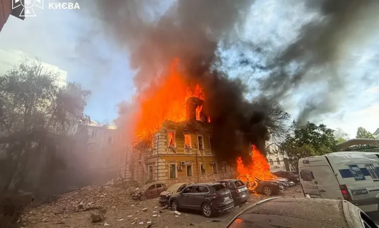 Ukraine : Un haut lieu scientifique à Kyiv ciblé par une frappe russe, quelques mois après la visite de journalistes mauritaniens 1 Bâtiment de l'Académie des sciences à Kyiv ravagé par les flammes et de la fumée noire après une frappe russe