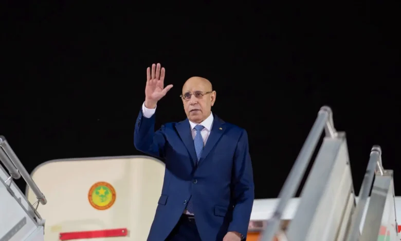 Sommet Russie-Afrique : à Moscou, Nouakchott veut des projets, pas des déclarations 1 Le président mauritanien Mohamed Ould Cheikh El Ghazouani saluant depuis la passerelle de l'avion lors de son départ pour Moscou