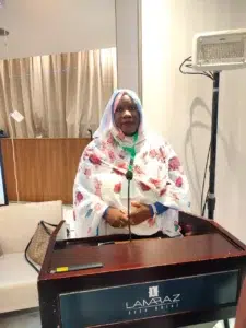 La Mauritanie, un modèle de lutte contre l’extrémisme violent en Afrique du Nord et au Sahel. 3 Mariya Ladji Traoré, présidente de l’UJPLA et vice-présidente de l’UFMM, intervenant au pupitre lors du forum FemWise-Africa à Alger.