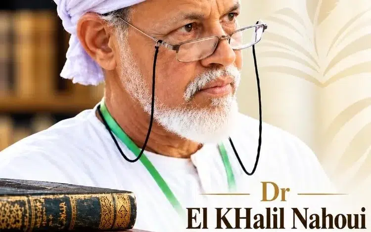 Dr Khalil Nahoui : Élégance de l'esprit, noblesse du verbe, rayonnement culturel 1 Portrait du Dr El Khalil Nahoui portant un turban blanc et des lunettes, accompagné de livres anciens, illustrant l'article sur son rayonnement culturel et intellectuel.