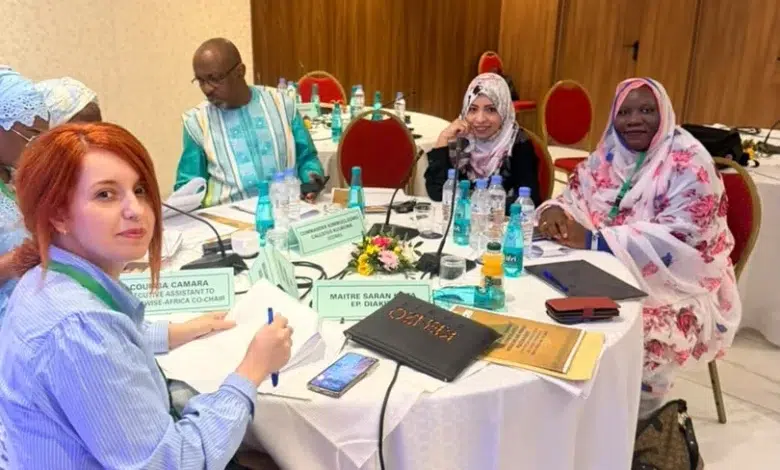 La Mauritanie, un modèle de lutte contre l’extrémisme violent en Afrique du Nord et au Sahel. 1 Mariya Ladji Traoré (à droite, en voile floral) et les participants au Forum FemWise-Africa à Alger, discutant de la prévention de l'extrémisme violent.