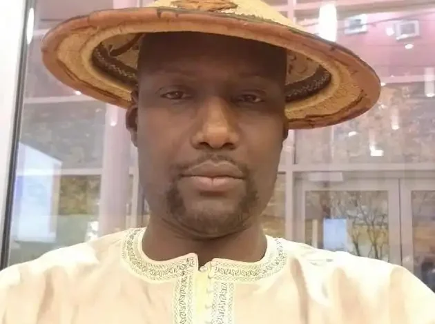 École 2 de Kaédi : Le primaire menacé par le secondaire ? | Par Cherif Sanghott 1 Portrait de Cherif Sanghott, conseiller municipal de Kaédi, portant un chapeau traditionnel et une tenue mauritanienne.