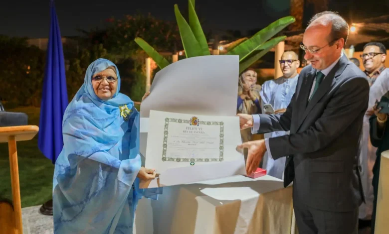 Madrid décore Fatimetou Abdel Malick : l’Espagne consacre l’artisane d’un partenariat avec Nouakchott 1 L'ambassadeur d'Espagne Pablo Bárbara Gómez remet le diplôme de l'Ordre d'Isabelle la Catholique à Fatimetou Abdel Malick, présidente de la Région de Nouakchott.