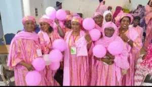 Kaédi : l'hôtel Yewti pris d'assaut pour la campagne « Octobre Rose » contre le cancer du sein 2 Groupe de femmes vêtues de tenues traditionnelles roses souriant et tenant des ballons roses lors de la campagne de sensibilisation Octobre Rose à Kaédi.