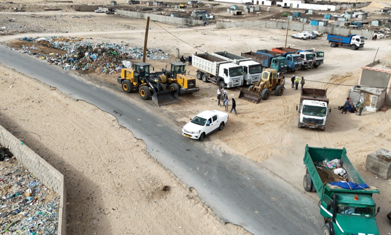 Nouadhibou : La SNIM se mobilise pour la campagne de propreté 1 Vue aérienne montrant des chargeuses et camions de la Fondation SNIM mobilisés près du marché à bétail à Nouadhibou pour le ramassage des déchets.