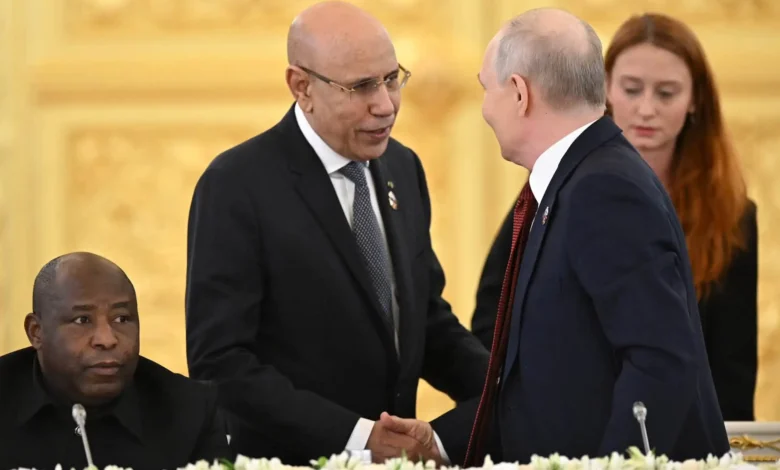 Sommet Russie-Afrique Mauritanie : l’affirmation de la place de la Mauritanie et la maturité de ses choix diplomatiques 1 Le président mauritanien Mohamed Ould Cheikh El Ghazouani échange une poignée de main avec le président russe Vladimir Poutine lors du Sommet Russie-Afrique à Moscou.