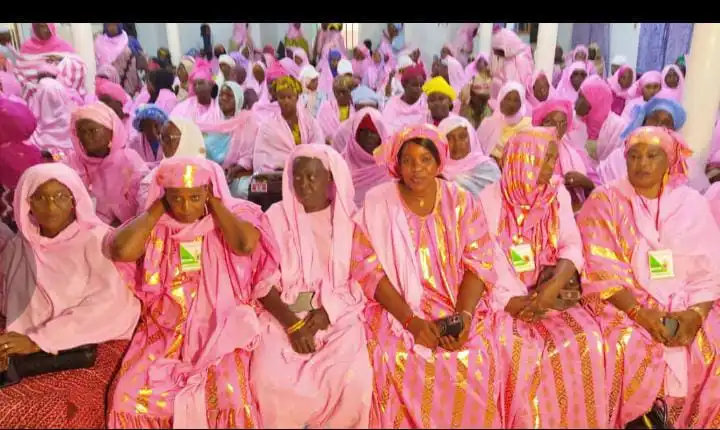 Kaédi : l'hôtel Yewti pris d'assaut pour la campagne « Octobre Rose » contre le cancer du sein 1 Rassemblement de femmes vêtues de rose à l'hôtel Yewti de Kaédi lors du lancement de la campagne de sensibilisation contre le cancer du sein.