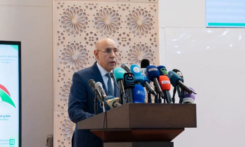 Forum des diasporas mauritaniennes : Mohamed Ould Cheikh El Ghazouani élève les Mauritaniens de l’étranger en partenaires de développement 1 Le Président de la République de Mauritanie, Mohamed Ould Cheikh El Ghazouani, prononçant un discours derrière un pupitre muni de micros lors du Forum des diasporas mauritaniennes à Nouakchott