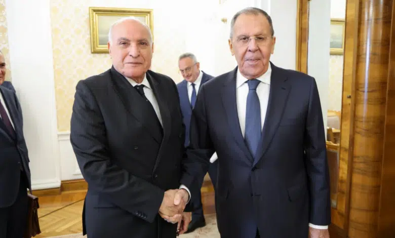 À Moscou, Lavrov et Attaf affichent la convergence russo-algérienne, sans annonce concrète 1 Poignée de main entre Ahmed Attaf, ministre algérien des Affaires étrangères, et Sergueï Lavrov, ministre russe des Affaires étrangères, lors de leur rencontre diplomatique à Moscou.