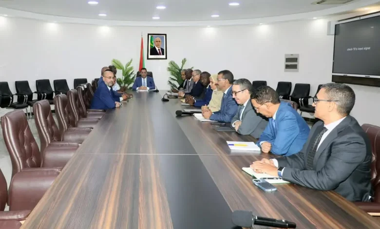 Incendies électriques à Nouakchott : Réunion du comité ministériel et suite du rapport d’enquête 1 Le Premier ministre Mokhtar Ould Diay présidant la réunion du comité ministériel sur la gestion de la crise de l'incendie des stations électriques de Nouakchott, en présence de la commission d'enquête indépendante.