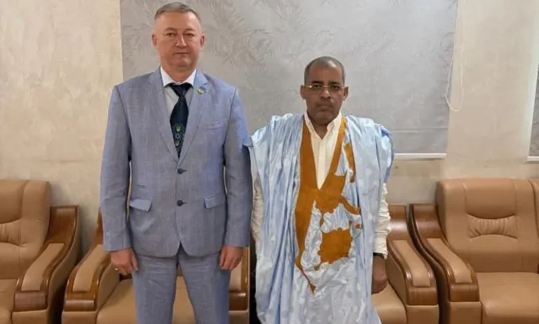 Ukraine–Mauritanie : Kiev cherche à renforcer la coopération parlementaire et accélérer les accords 1 Le Chargé d'affaires d'Ukraine Roman Sereda (à gauche en costume gris) pose aux côtés du Dr Hamadi Khatary, Président de la Commission des affaires étrangères de l'Assemblée nationale mauritanienne (à droite en boubou traditionnel)