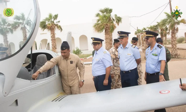 Coopération militaire : La délégation de l'École royale de l'air de Marrakech en visite à Atar 1 Délégation militaire de l'École royale de l'air de Marrakech inspectant un aéronef d'entraînement à l'École militaire de l'aviation d'Atar.