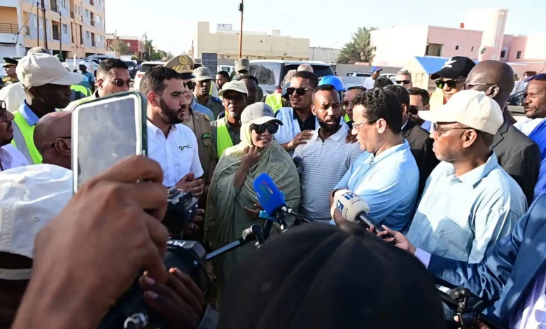 Visite du Premier ministre, Moctar Ould Diay à Nouakchott : Bilan des chantiers d'eau et d'assainissement 1 Le Premier ministre Moctar Ould Diay entouré de sa délégation et de journalistes lors de sa tournée d'inspection des chantiers d'eau et d'assainissement à Nouakchott